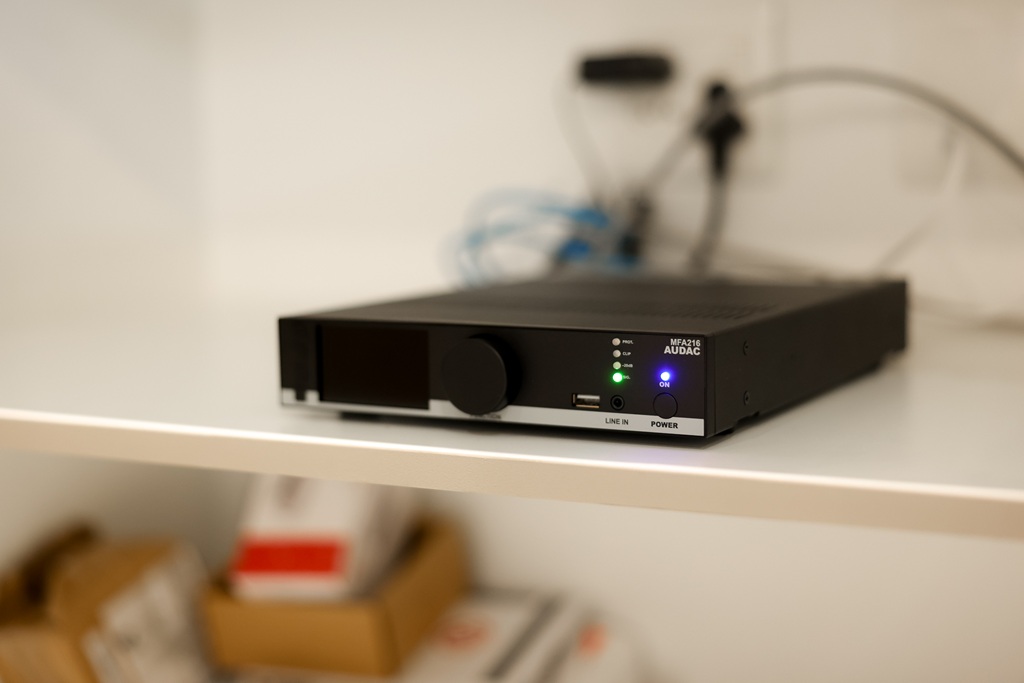 Blick von vorne auf den Verstärker Audac MFA216 und sein ganz in schwarz gehaltenes Gehäuse