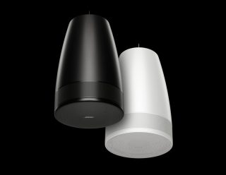 Ein schwarzer und ein weißer Lautsprecher der DMP-Luna-Familie hängen nebeneinander