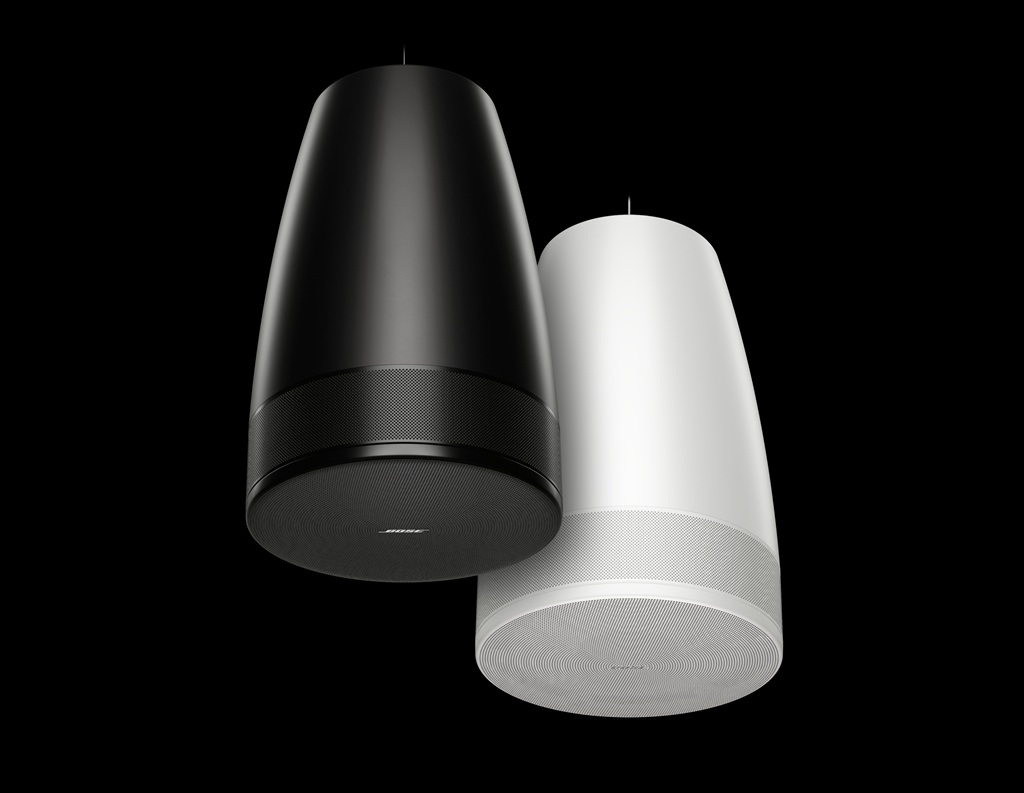 Ein schwarzer und ein weißer Lautsprecher der DMP-Luna-Familie hängen nebeneinander