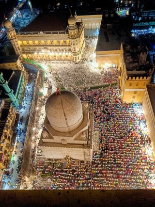 Blick von oben auf die Moschee und die Gläubigen