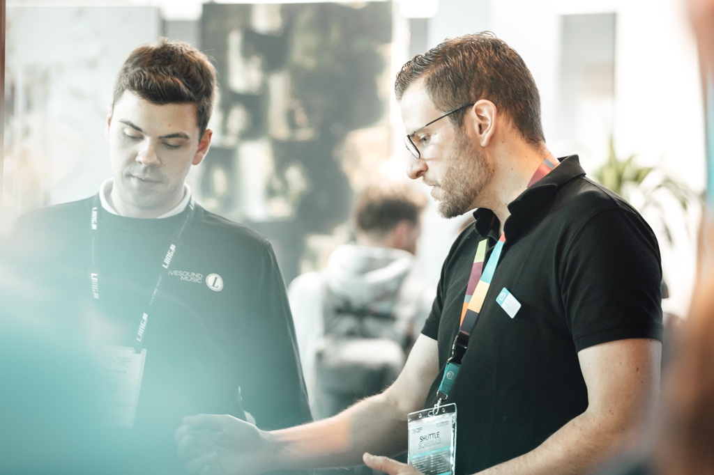 Zwei Männer im Gespräch auf der Messe