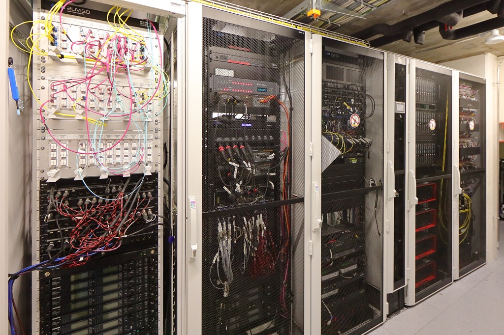 19-Zoll-Rack mit 36 Transceiver-Units für die große Bühne. Das neu installierte AV-over-IP-System hat sogar noch Platz in den Racks eingespart.