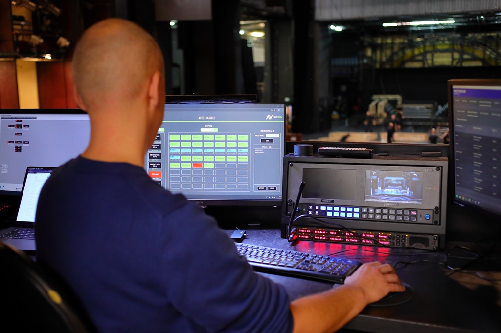 Regie der großen Bühne: KVM-Struktur mittels AV-over-IP-System.