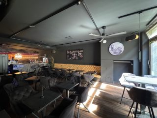 Blick ins Hemingway in Erfurt auf Stühle, Tische und Bar