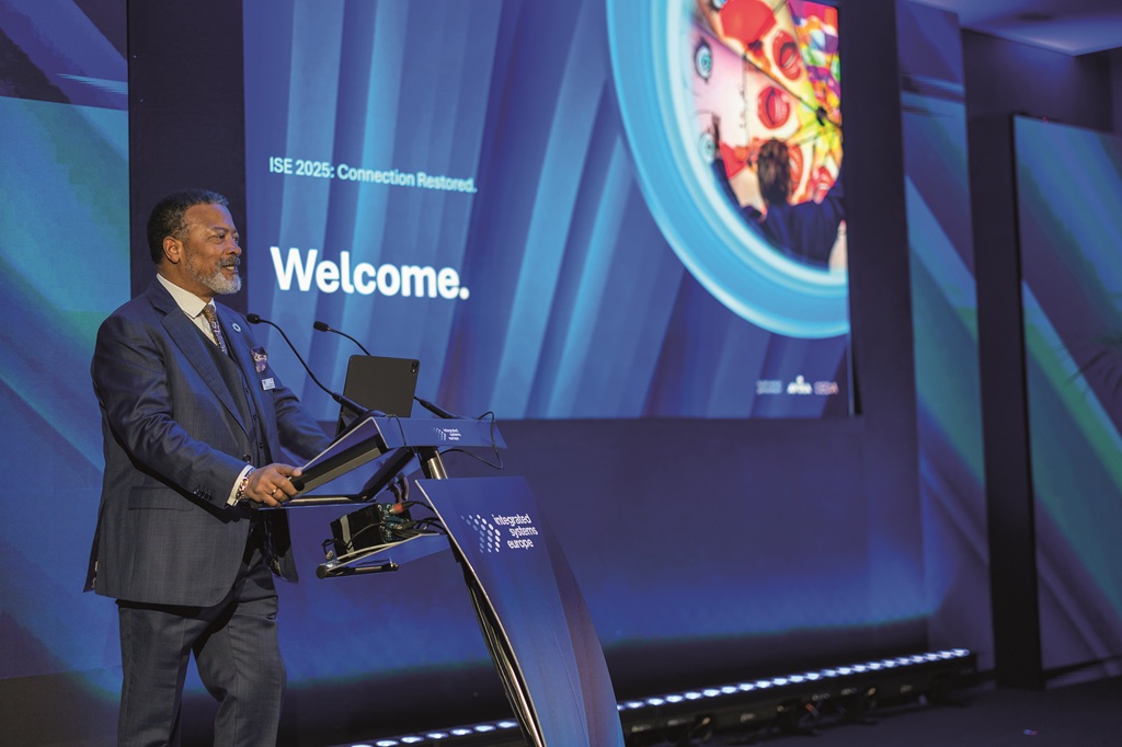 Mike Blackman an einem Rednerpult