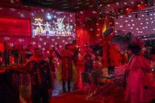 Szenenbild aus Eröffnungspremiere Spielzeit 2025/2026 mit „Aufstieg und Fall der Stadt Mahagonny“.