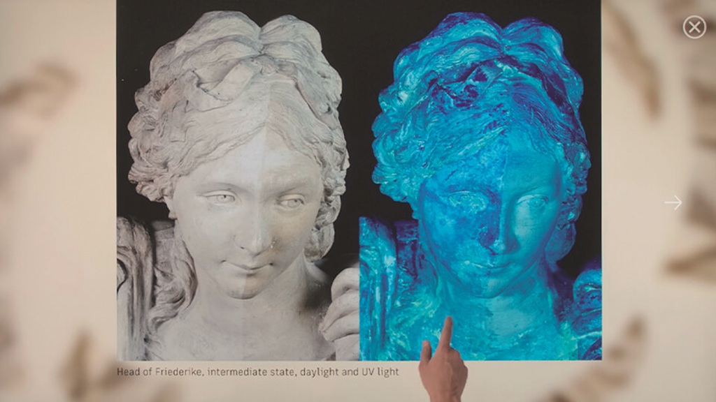 2 Mal die gleiche Büste nebeneinander - einmal original, einmal blau eingefärbt