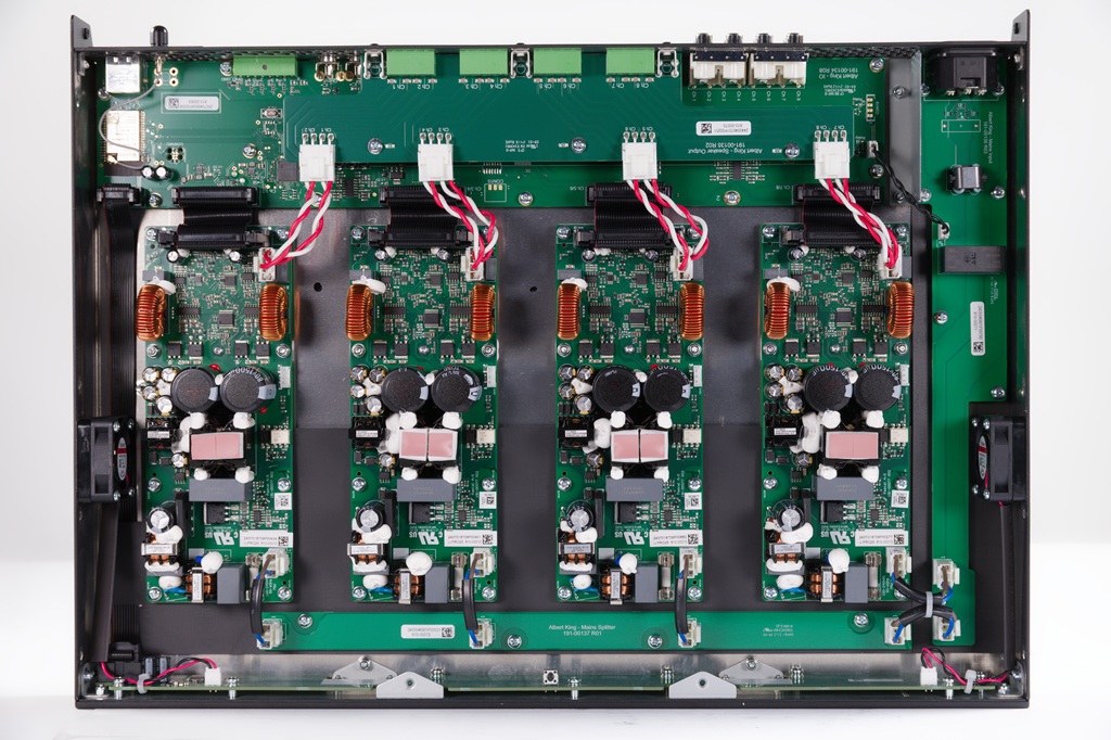 Innenansicht des PA-8125DX mit vier zweikanaligen Pascal Audio U-PRO2S Verstärkermodulen. Die Kühlung erfolgt über zwei an den Seiten angebrachte kleine Lüfter.