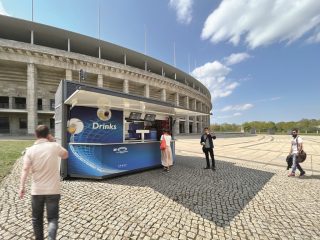 Catering-Container vor dem Stadion
