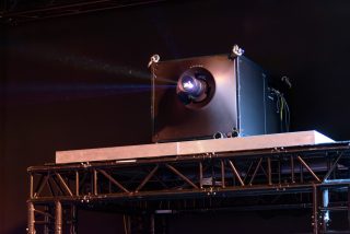 Testaufbau des Projektors im Showroom Köln