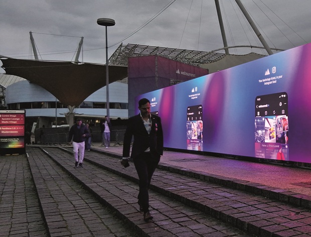 Signage vor der MEO Arena auf dem Web Summit 2025 in Lissabon