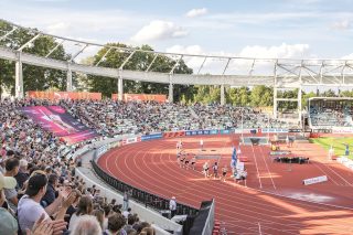 Blick ins Stadionrund mit Tribüne und Laufbahn