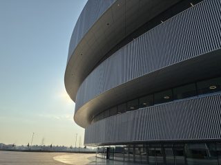 Auschnitt aus der Au0enhülle des Unipol Dome im Gegenlicht