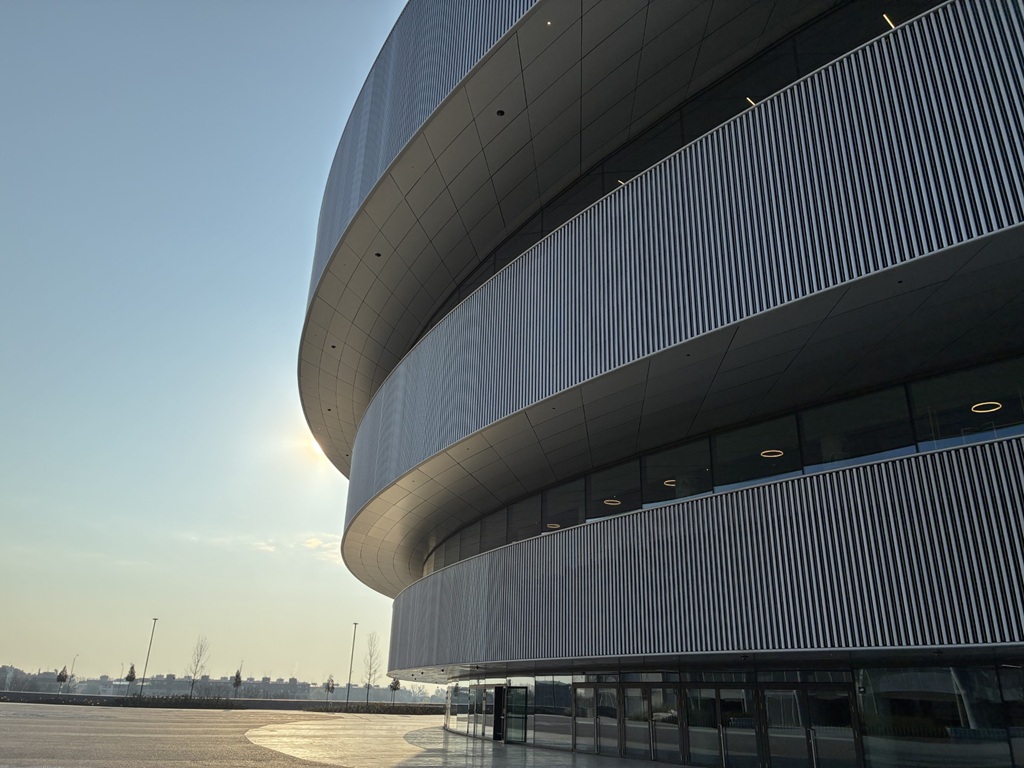 Auschnitt aus der Au0enhülle des Unipol Dome im Gegenlicht