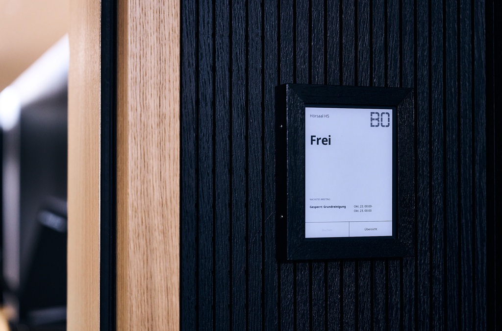 Digitales Türschild zeigt "Frei" an