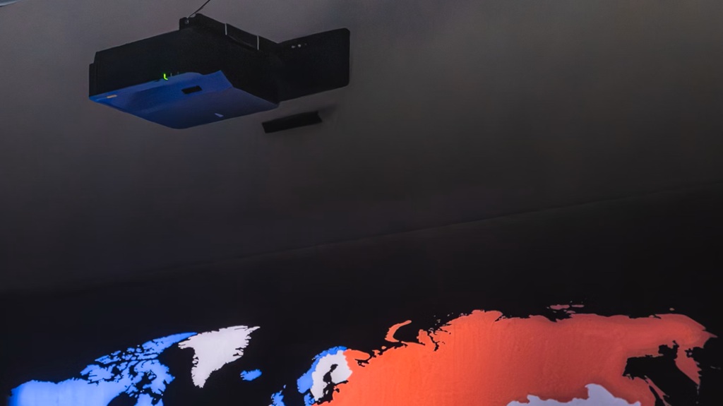 Sichtbarer Projektor an der Decke in Ausstellungsraum