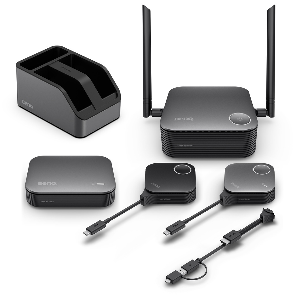 Die verschiedenen Komponenten des BenQs VS25 nebeneinander, teils mit Antennen und USB-C-Kabeln sowie eine Dockingstation