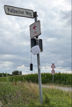 Straßenschild am Rand eines Feldwegs