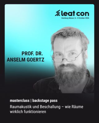 Porträt von Prof. Dr. Anselm Goertz vor dem türkis-schwarzen Veranstaltungsdesign der leat con 2026.