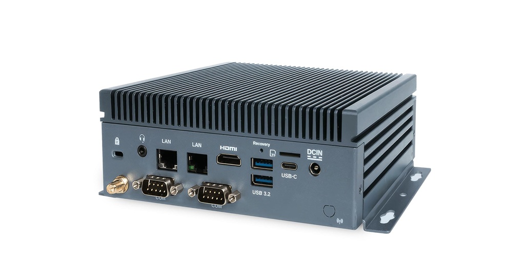 Rückseite eines kompakten Industrierechners mit zwei Netzwerkbuchsen, HDMI-Anschluss, USB-Ports, zwei seriellen Anschlüssen und Antennenanschluss