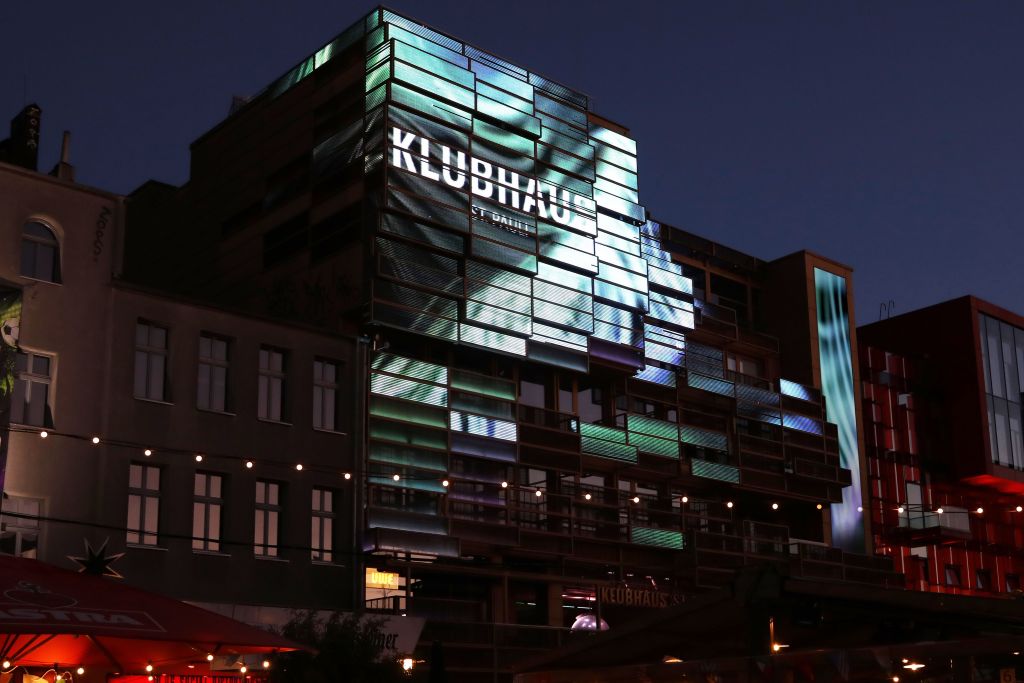 Nächtliche Außenansicht des Klubhauses St. Pauli mit großflächig beleuchteter Medienfassade