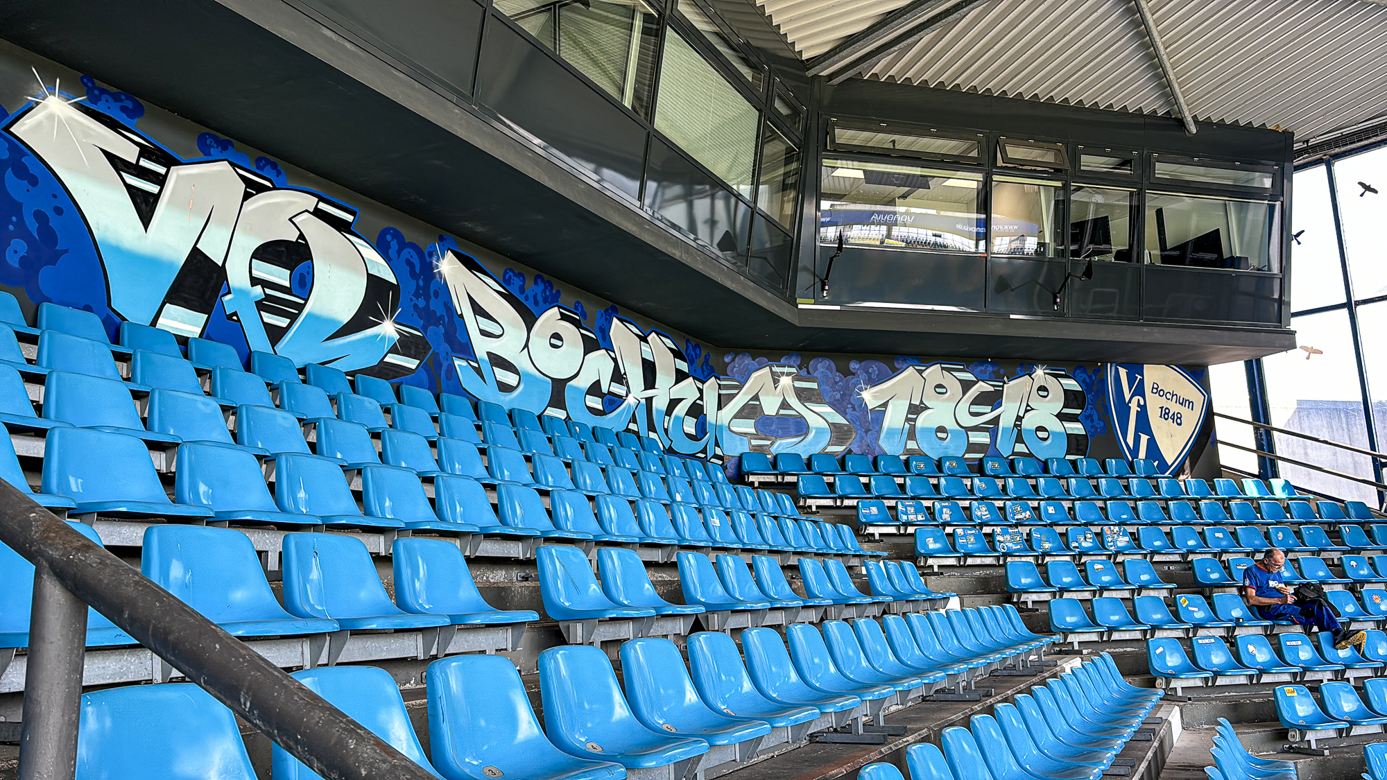 Blick auf Kurve im Stadion mit Medienkabinen darüber