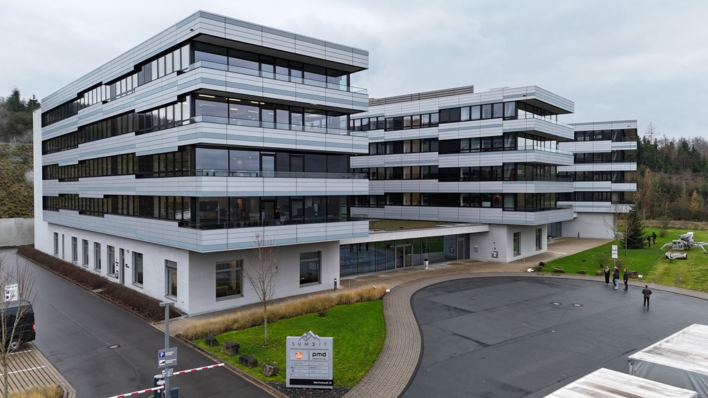 Außenansicht des modernen Bürogebäudes der ifm-Unternehmenszentrale in Essen.