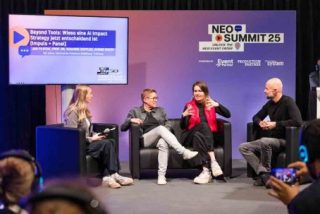 aneldiskussion mit vier Teilnehmenden auf der Bühne des neo summit 2025